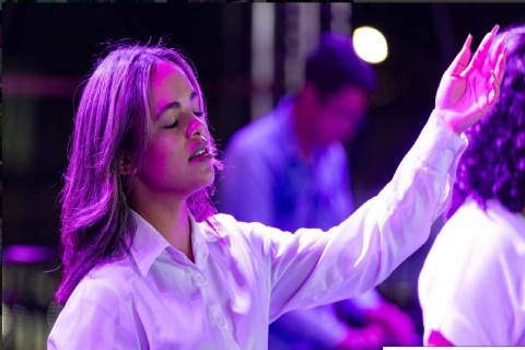 SEGUNDA NOITE DO DIA DO EVANGÉLICO REÚNE PÚBLICO COM SHOWS E CELEBRAÇÃO EM FRENTE À RODOVIÁRIA